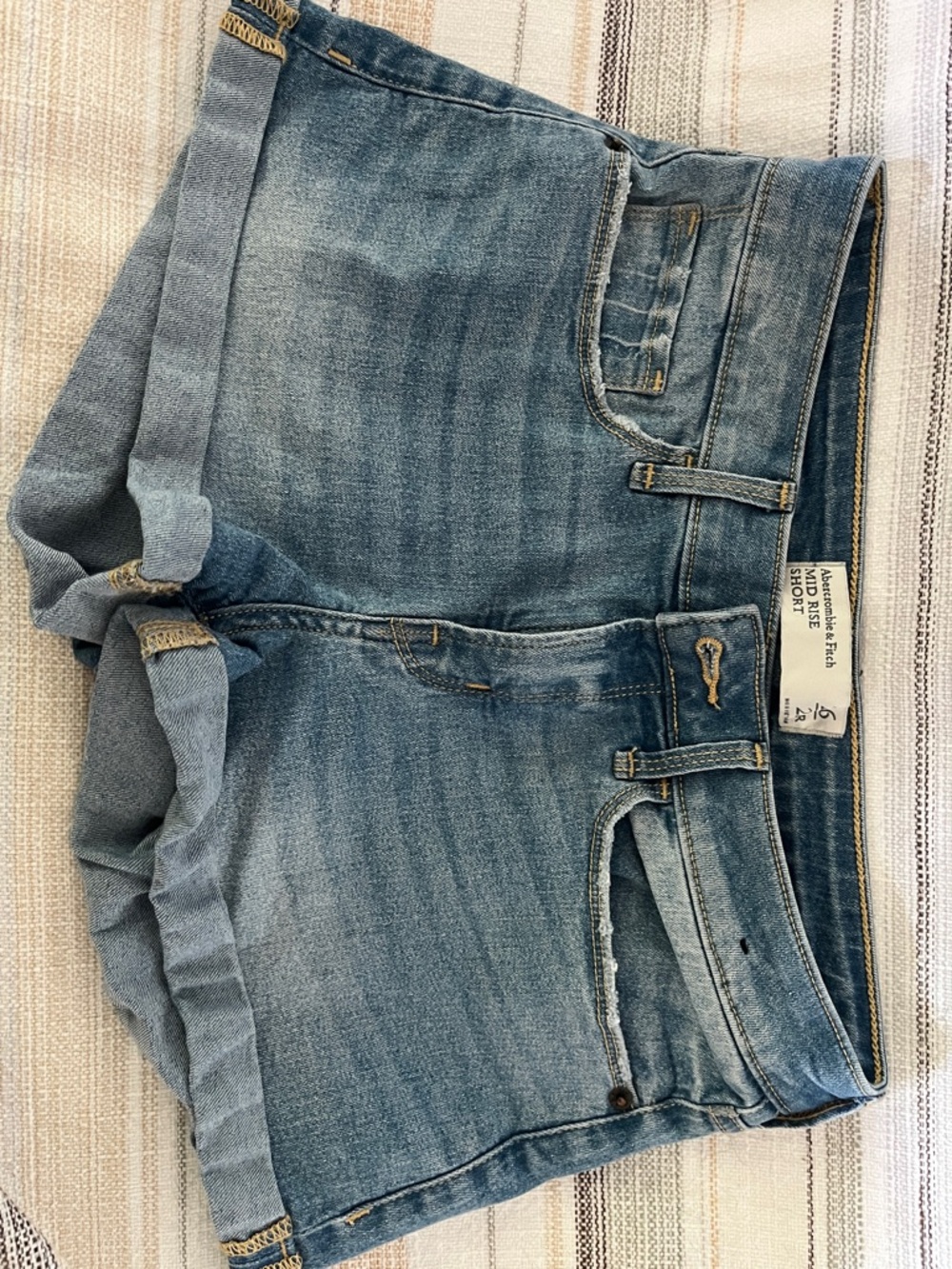 Abercrombie & Fitch Rolled Hem Light Blue Denim Mid-Rise Shorts size 26/2R